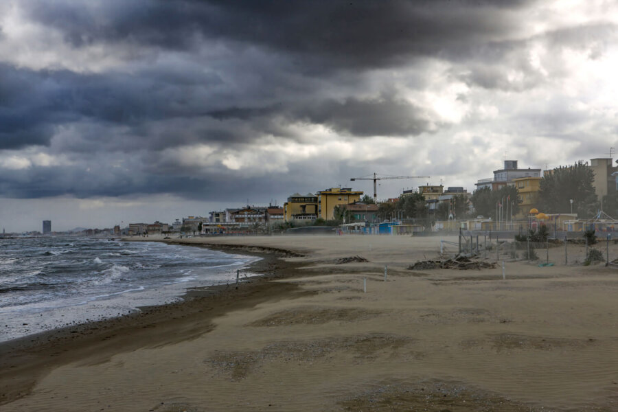Tunge skyer over stranden Nord for Rimini
